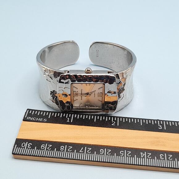 Sarah Coventry Watch Women's Hammered Silver Metal Cuff Hinge Band Needs Battery - Picture 6 of 8